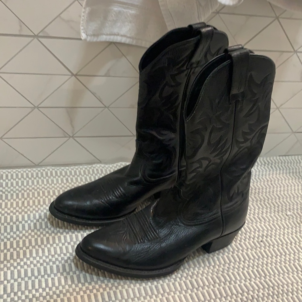 Ariat cowboy boots; size 11B; medium round toe;